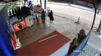 Elazigda Cicegi Calan Kadin Guvenlik Kamerasinda