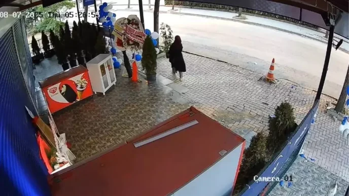 Elazigda Cicegi Calan Kadin Guvenlik Kamerasinda