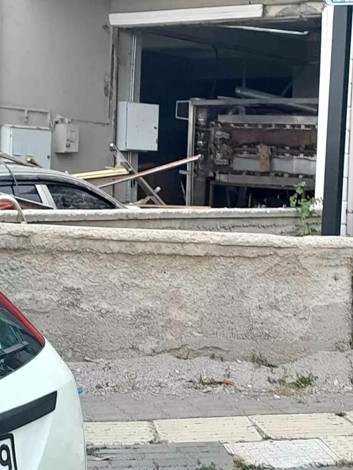 Elmadagdaki Ekmek Firininda Patlama 3 Milyon Lira Hasar