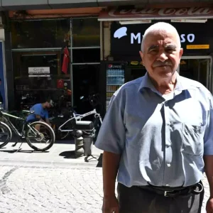Emekli Ogretmenden Vefa Ornegi Arkadasinin Dukkanini Yeniledi