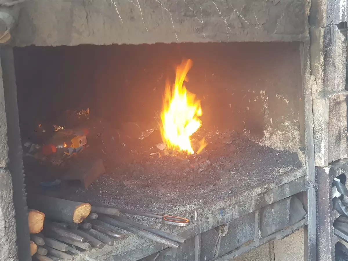 Gaziantepte Demirciler Kavurucu Sicaklikta Calismaya Devam Ediyor
