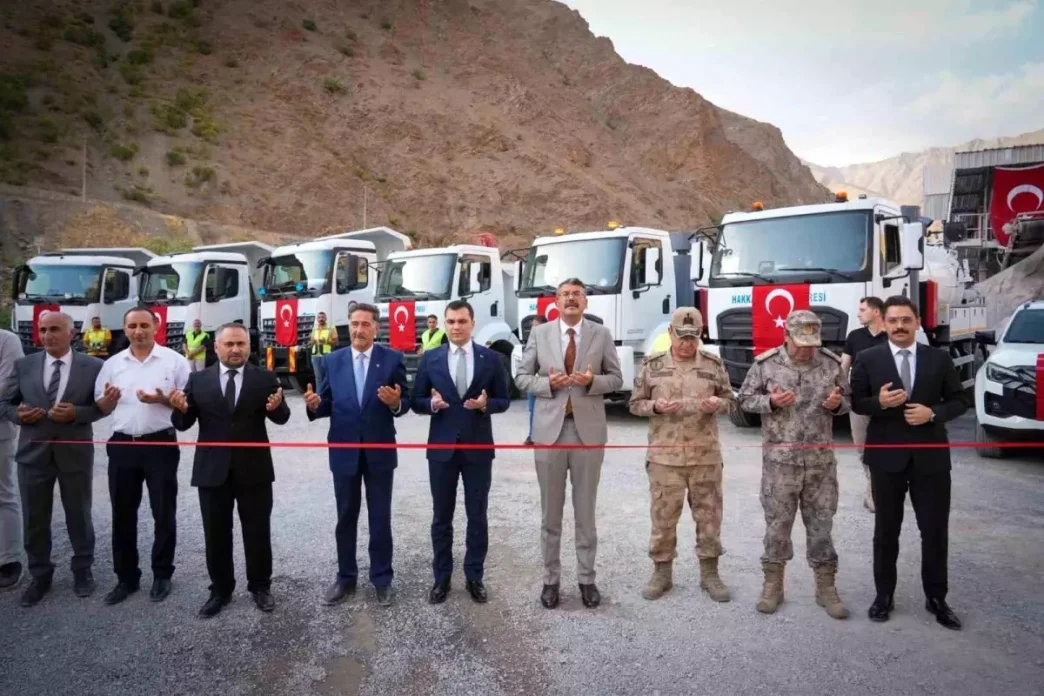 Hakkariye Yeni Is Makinesi ve Mobil Konkasor Teslim Toreni
