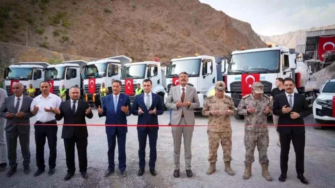 Hakkariye Yeni Is Makinesi ve Mobil Konkasor Teslim Toreni