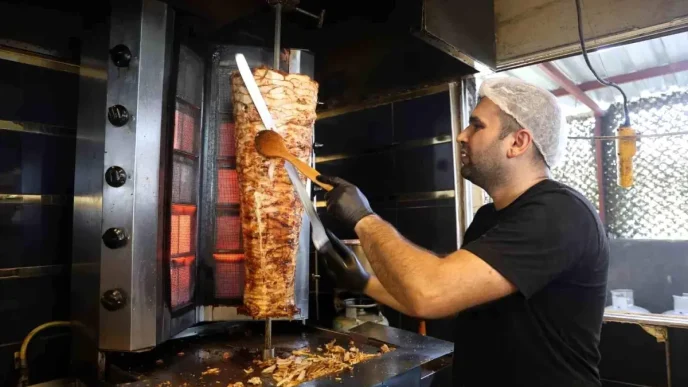 Hatayda Kavurucu Sicakliklara Ragmen Donerci Ustasi Calismalarini Surduruyor