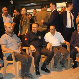 Icisleri Bakani Yerlikaya Hakkaride Esnafla Bir Araya Geldi