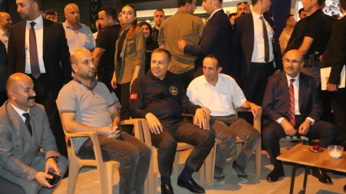 Icisleri Bakani Yerlikaya Hakkaride Esnafla Bir Araya Geldi