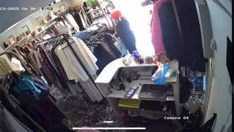 Inegolde Giyim Magazasinda Hirsizlik 5 Bin TLlik Gomlek Calindi