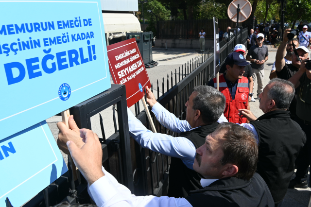 İş bırakan memurlar Hazine ve Maliye Bakanlığı'nın önünde: Alnını karışlarım