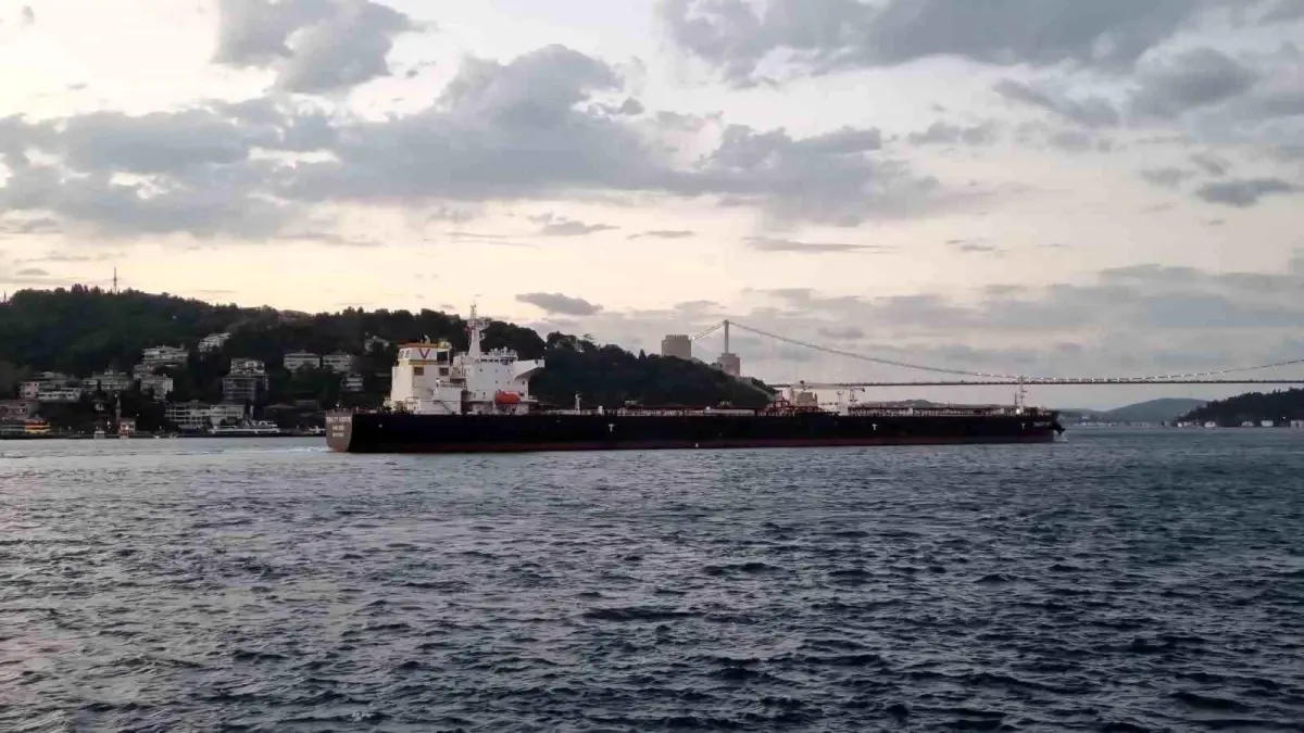 Istanbul Bogazi Ham Petrol Tankeri Nedeniyle Trafige Kapandi