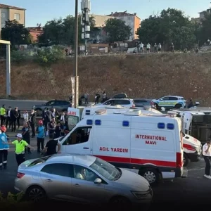 Istanbul servis midibusu devrildi Cok sayida yarali var