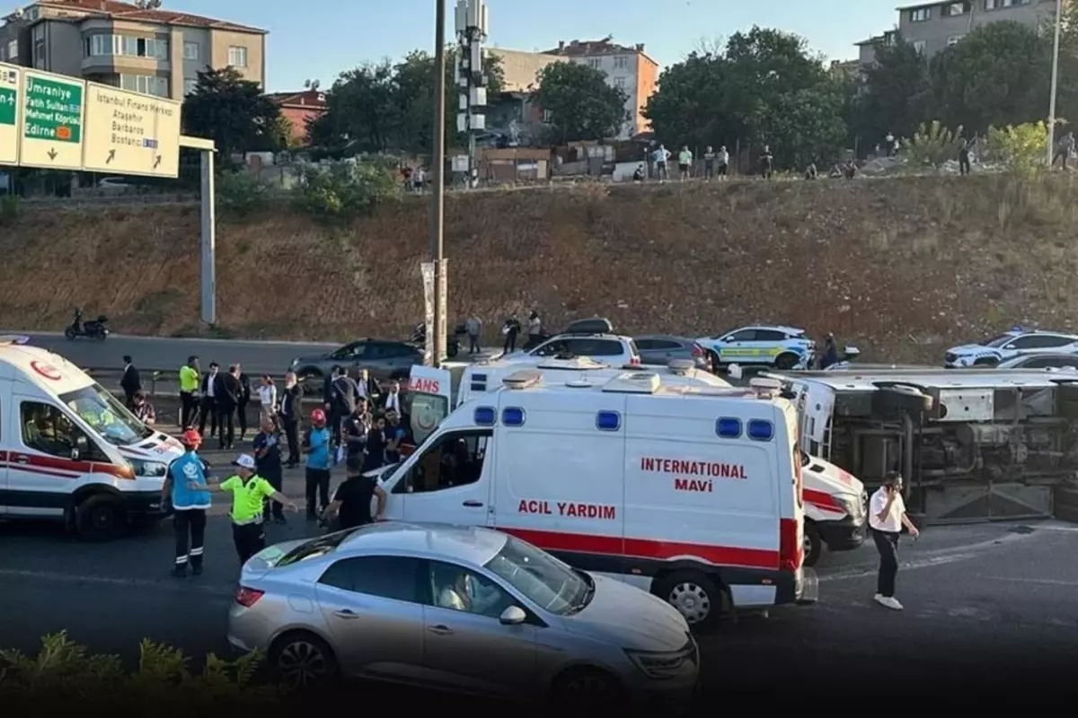 Istanbul servis midibusu devrildi Cok sayida yarali var