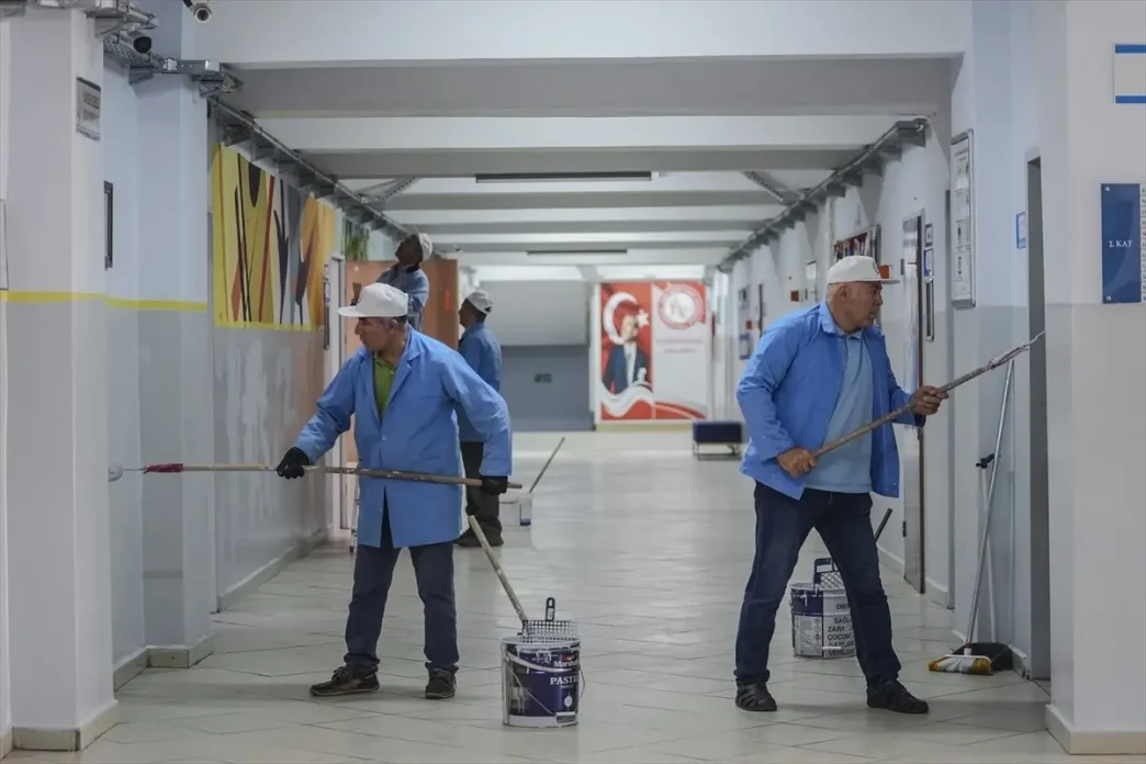 Istanbulun egitim yuvalarinda ilk ders zili icin son dokunuslar
