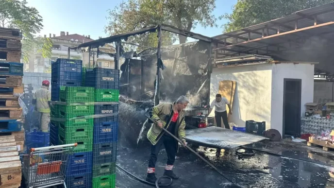 Izmirde Market Kamyonu Yangin Cikardi