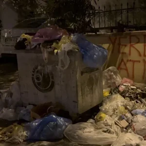 Kartalda Temizlik Iscileri Maas Sorunlari Nedeniyle Is Birakti