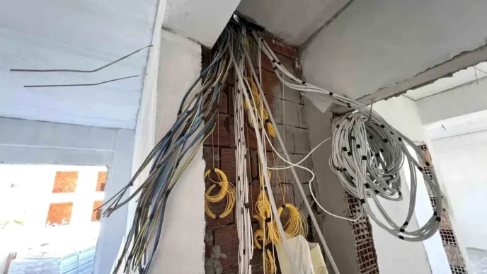 Kaynarcada Insaat Halindeki Binadan 150 Bin TLlik Kablo Calindi