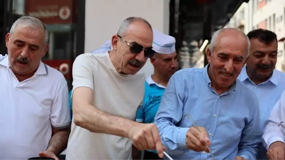 Kayseride Asure Ikrami Lokantacilar ve Pastacilar Odasi Baskani Vatandaslarla Bulustu