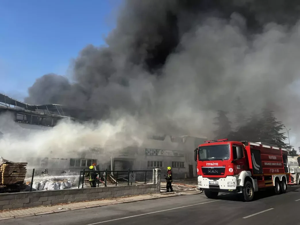 Kayseride Hirdavat Dukkaninda Cikan Yangin Fabrikaya Sicradi