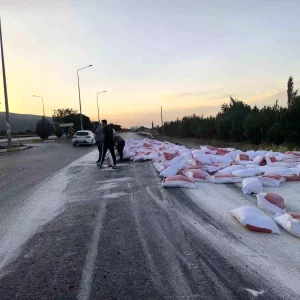 Konyada Un Yuklu Tirin Lastigi Patladi Trafik Durdu
