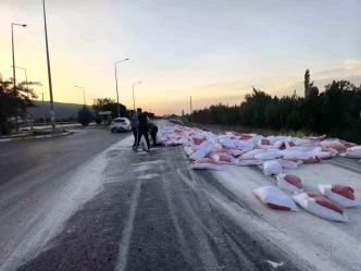 Konyada Un Yuklu Tirin Lastigi Patladi Trafik Durdu