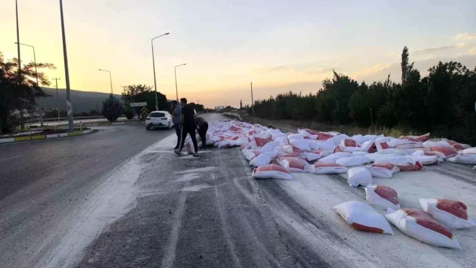 Konyada Un Yuklu Tirin Lastigi Patladi Trafik Durdu
