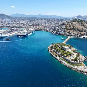 Kusadasina Bes Kruvaziyer Gemisiyle 10 Bin 916 Turist Geldi