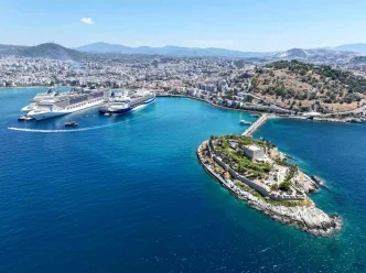 Kusadasina Bes Kruvaziyer Gemisiyle 10 Bin 916 Turist Geldi