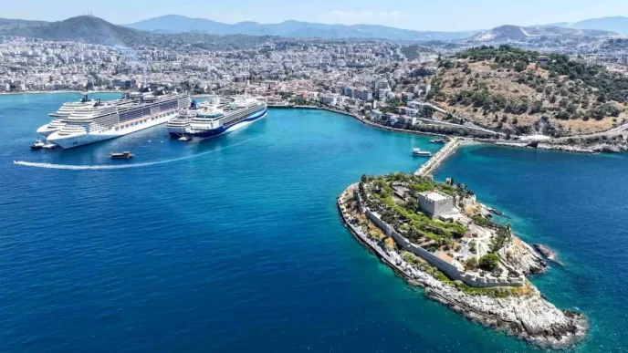 Kusadasina Bes Kruvaziyer Gemisiyle 10 Bin 916 Turist Geldi