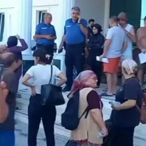 Kusadasindaki Turistik Tesis Calisanlari Maaslarini Alamayinca Toplu Isi Birakti
