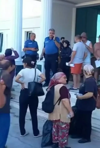 Kuşadası'ndaki Turistik Tesis Çalışanları Maaşlarını Alamayınca Toplu İşi Bıraktı 1 Kusadasindaki Turistik Tesis Calisanlari Maaslarini Alamayinca Toplu Isi Birakti