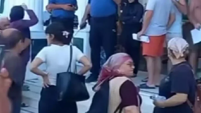 Kusadasindaki Turistik Tesis Calisanlari Maaslarini Alamayinca Toplu Isi Birakti