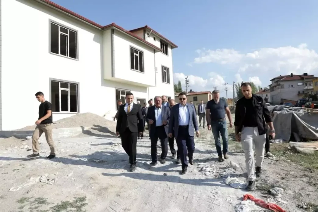 Kutahya Valisi Isin Gurpinar Koyundeki Sosyal Tesis Insaatini Inceledi