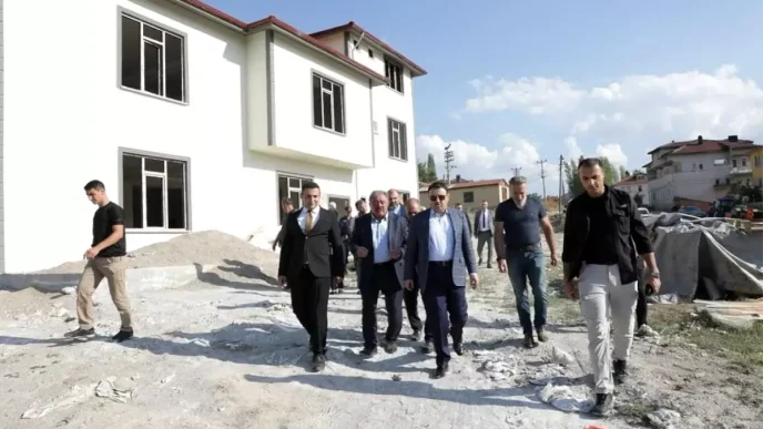 Kutahya Valisi Isin Gurpinar Koyundeki Sosyal Tesis Insaatini Inceledi