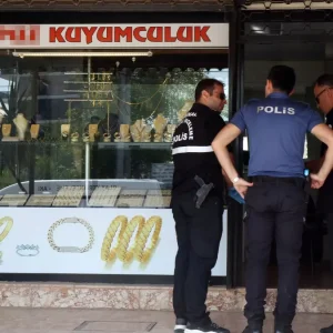 Kuyumcuyu Bicakla Tehdit Edip Soydu Yakalandi