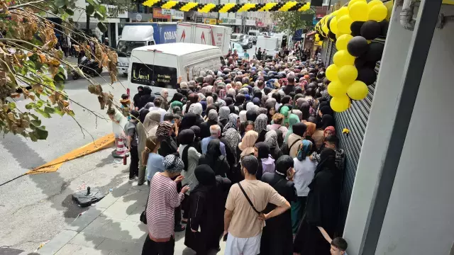 Sultangazi'de mağaza açılışında 'indirim' izdihamı