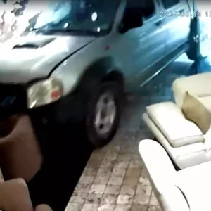 Manisada Kamyonet Mobilya Magazasina Girdi Iki Yarali