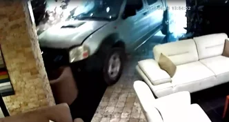 Manisada Kamyonet Mobilya Magazasina Girdi Iki Yarali