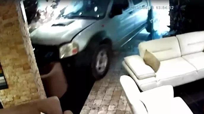 Manisada Kamyonet Mobilya Magazasina Girdi Iki Yarali