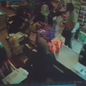 Market Kavgasi Kadin Kasiyer ve Erkek Musteri Arasinda Tartisma