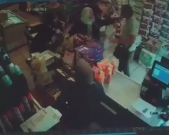 Market Kavgasi Kadin Kasiyer ve Erkek Musteri Arasinda Tartisma