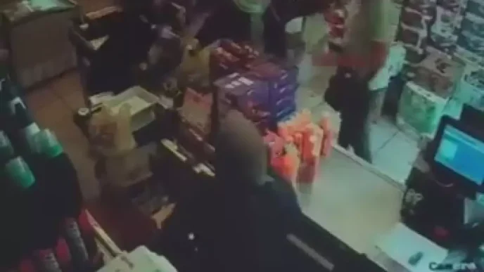 Market Kavgasi Kadin Kasiyer ve Erkek Musteri Arasinda Tartisma