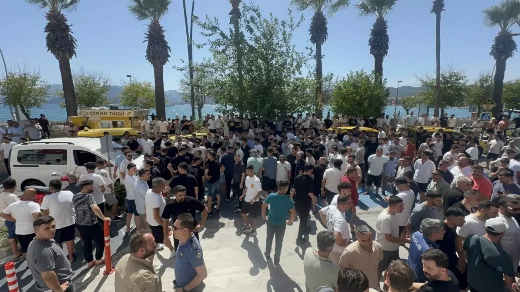 Marmariste Esnaf Taklit Urun Cezalarina Karsi Eylem Yapti
