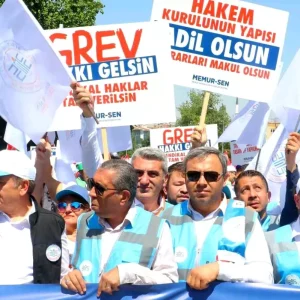 Memur Sen 8 Donem Toplu Sozlesmesi Icin Eylem Duzenledi