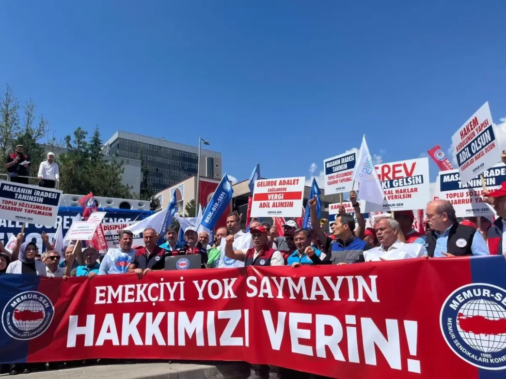 Memur Senden Hazine ve Maliye Bakanligi Onunde Adalet Talebi