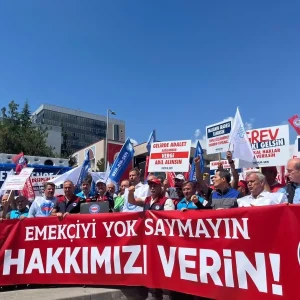Memur Senden Hazine ve Maliye Bakanligi Onunde Adalet Talebi