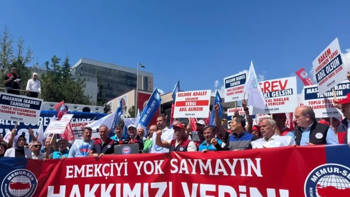 Memur Senden Hazine ve Maliye Bakanligi Onunde Adalet Talebi