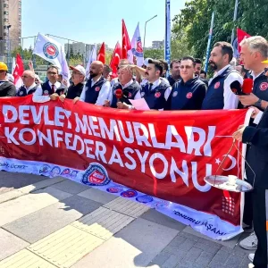 Memurlar Dusuk Zam Teklifine Eylemle Tepki Gosterdi