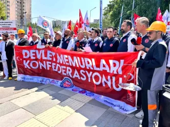 Memurlar Dusuk Zam Teklifine Eylemle Tepki Gosterdi