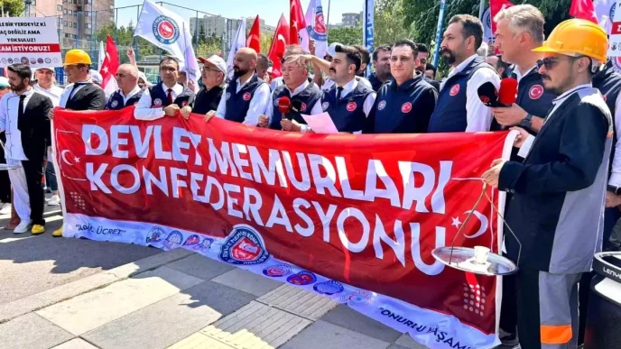 Memurlar Dusuk Zam Teklifine Eylemle Tepki Gosterdi