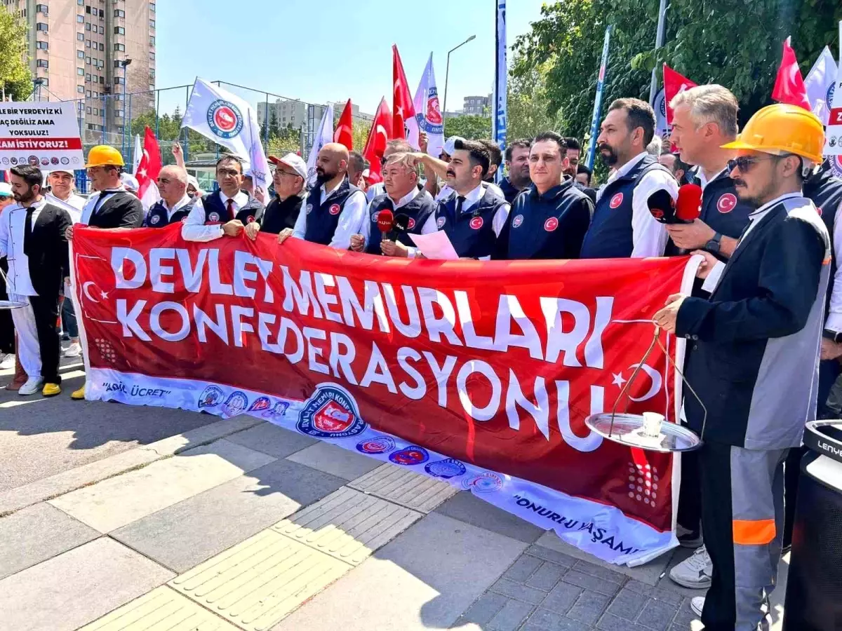 Memurlar Dusuk Zam Teklifine Eylemle Tepki Gosterdi