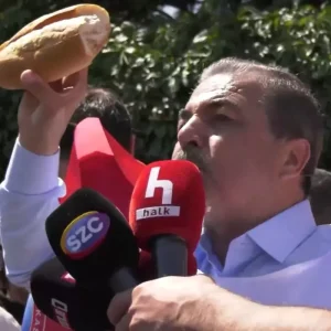 Memurlar sokaga indi Calisma Bakanliginin onune ekmek biraktilar